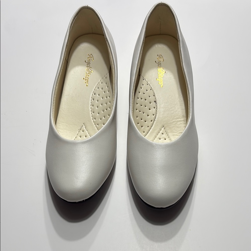 NEW! ComfortStep Women's White low heel with Cushioned Insole - Picture 1 of 8